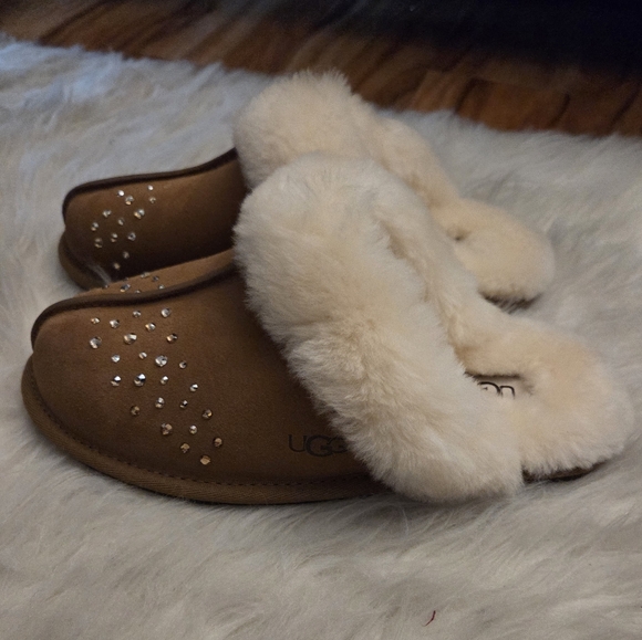 UGG WOMEN'S CRYSTAL ' SCUFFETTE SLIPPER - Picture 1 of 8